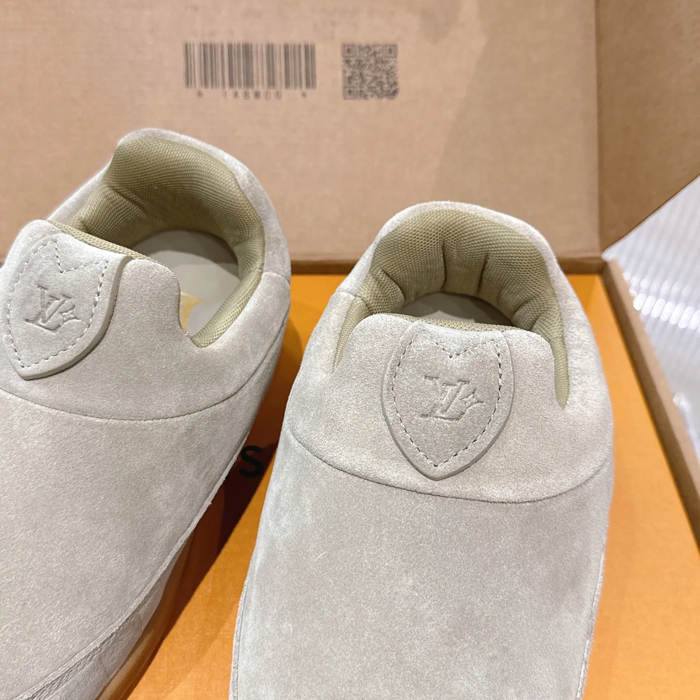 [L Family] P: 740💰 Couple model, size: women 35-41 (customized at 41 for women), 39-46 for men (customized at 45.46) The 2025 iteration of this Time Out sneaker, couple model, LV co-branded nigo, donkey brand, Louis Vuitton, ugly, cute😍Many Internet celebrities have shown off their feet, a classic and versatile item. Fabric: Imported high mercerized cow suede. Lining: high-grade elastic mesh, outsole: original molded outsole, palm print rubber outsole with hidden L letter and Monongram flower.